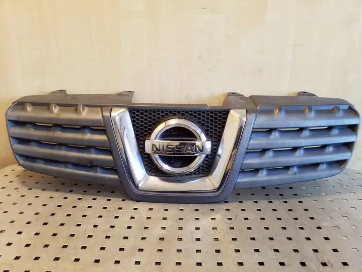 Nissan Qashqai (2006 - 2010) 62310JD00B Верхняя решетка радиатора — фото 1