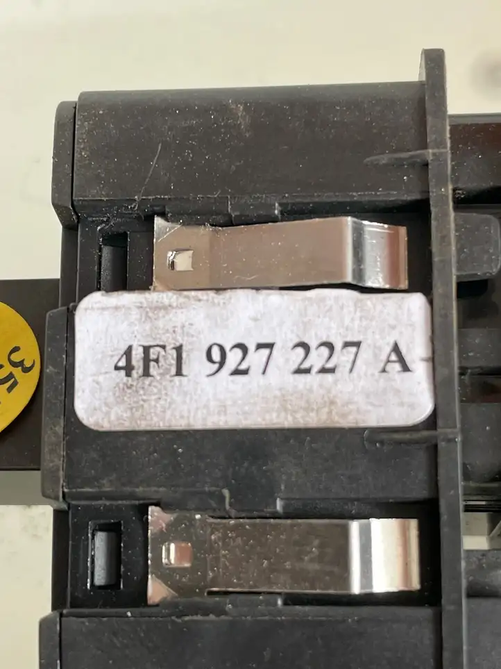 Audi A6 S6 C6 4F (2004 - 2008) 4F1927227A Кнопка бардачка — фото 3