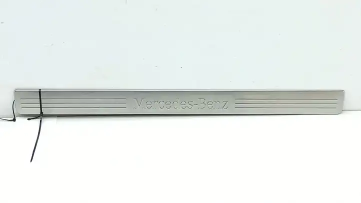 Mercedes-Benz C W204 (2007 - 2014) A2046800135 Внутренняя отделка переднего порога — фото 1