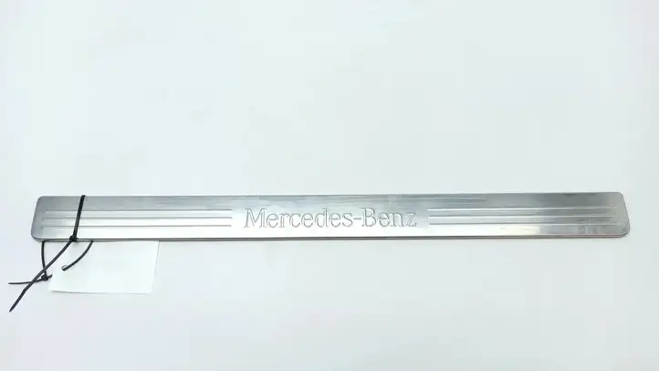 Mercedes-Benz C W204 (2007 - 2014) A2046800135 Внутренняя отделка переднего порога — фото 5