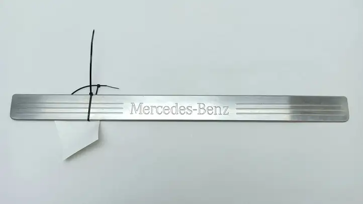 Mercedes-Benz C W204 (2007 - 2014) A2046800135 Внутренняя отделка переднего порога — фото 6