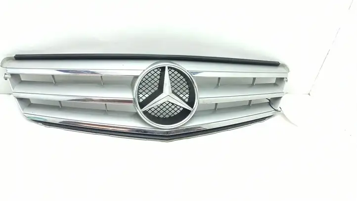 Mercedes-Benz C W204 (2007 - 2014) A2048800023 Верхняя решетка радиатора — фото 1
