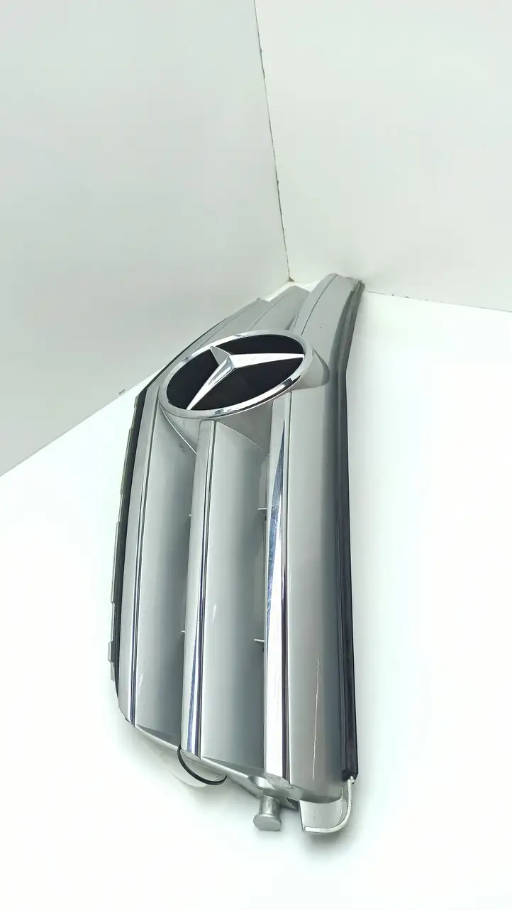 Mercedes-Benz C W204 (2007 - 2014) A2048800023 Верхняя решетка радиатора — фото 8