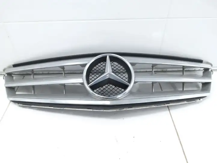 Mercedes-Benz C W204 (2007 - 2014) A2048800023 Верхняя решетка радиатора — фото 1
