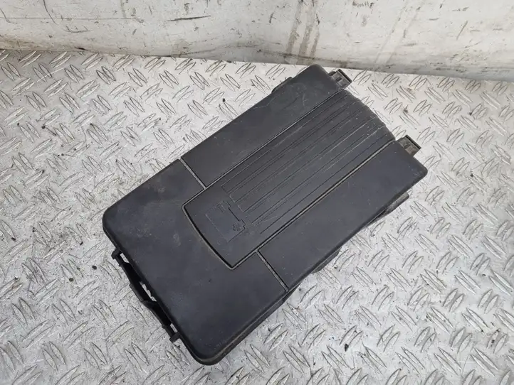 Volkswagen PASSAT B6 (2005 - 2010) 1K0915443A Крышка ящика аккумулятора — фото 2