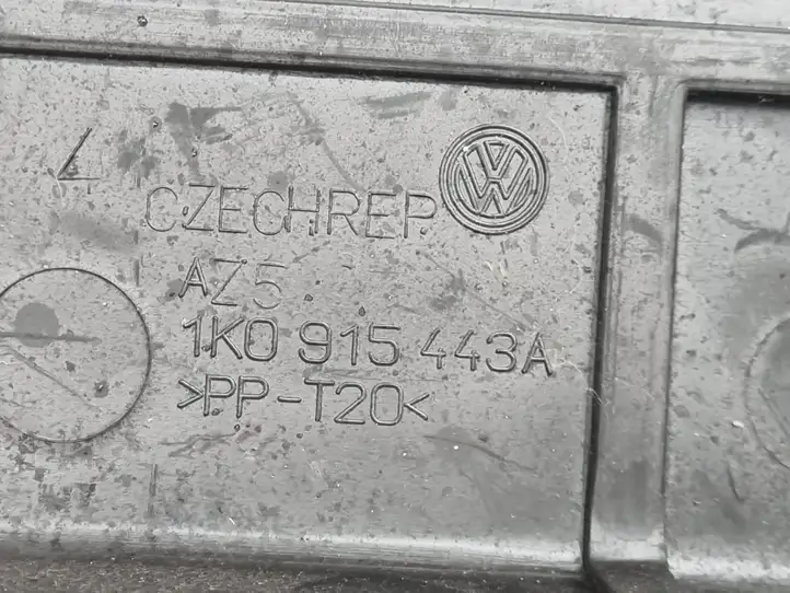 Volkswagen PASSAT B6 (2005 - 2010) 1K0915443A Крышка ящика аккумулятора — фото 3