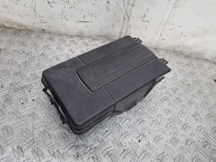 Volkswagen PASSAT B6 (2005 - 2010) 1K0915443A Крышка ящика аккумулятора — фото 4