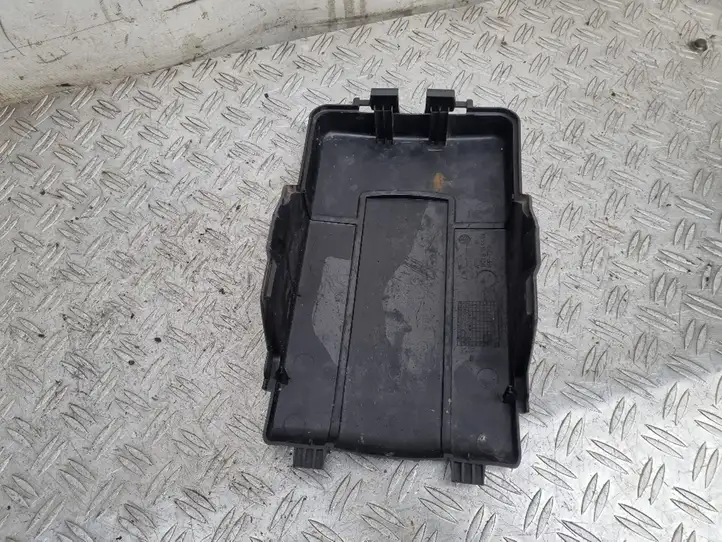 Volkswagen PASSAT B6 (2005 - 2010) 1K0915443A Крышка ящика аккумулятора — фото 6