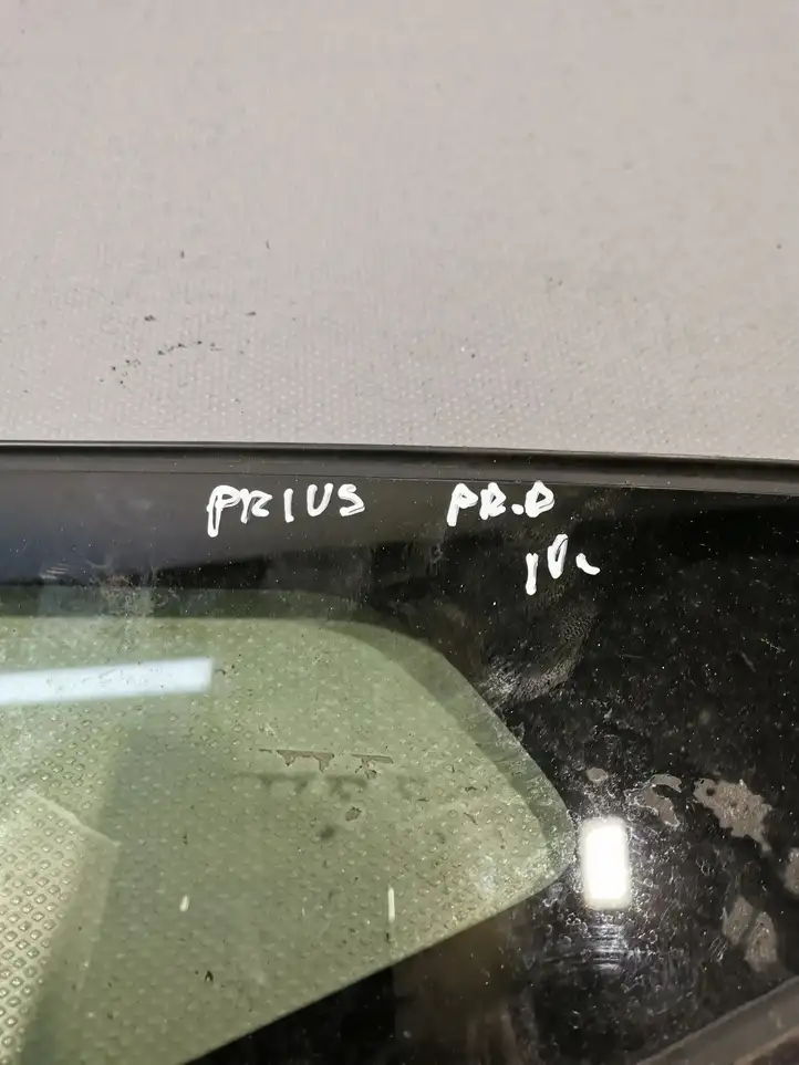 Toyota Prius (XW30) (2009 - 2015) Треугольное стекло кузова — фото 2