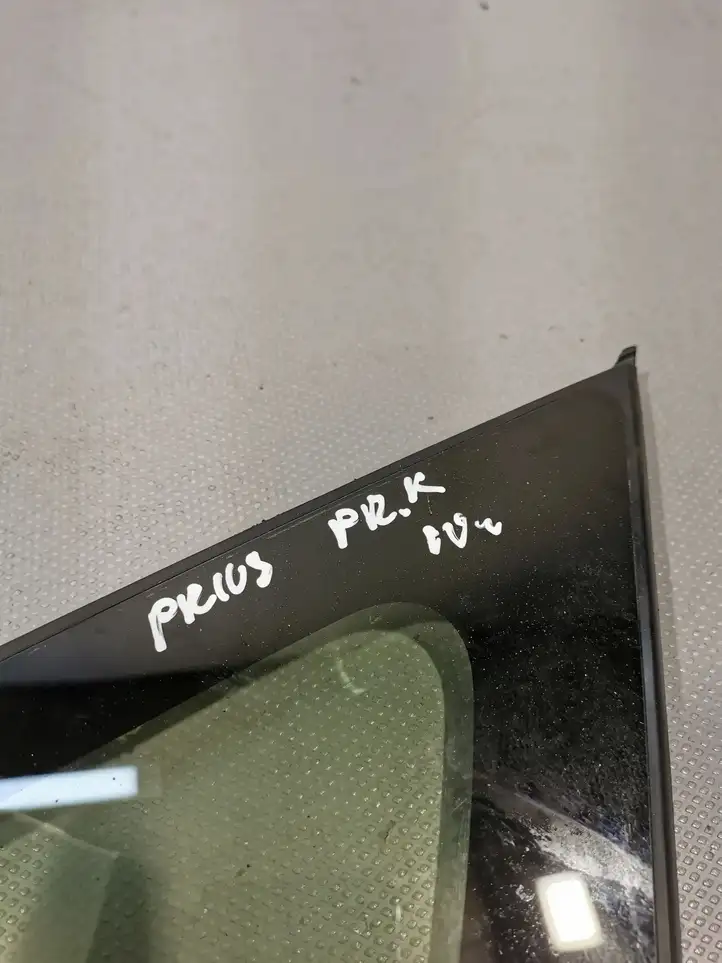 Toyota Prius (XW30) (2009 - 2015) Треугольное стекло кузова — фото 2