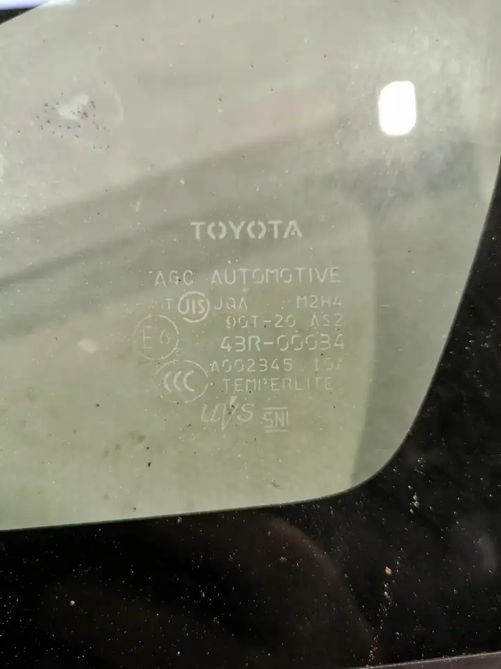 Toyota Prius (XW30) (2009 - 2015) Треугольное стекло кузова — фото 3