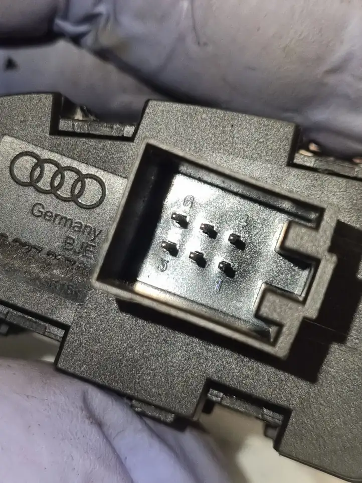 Audi A6 S6 C6 4F (2004 - 2008) 4F2927227 Кнопка бардачка — фото 2