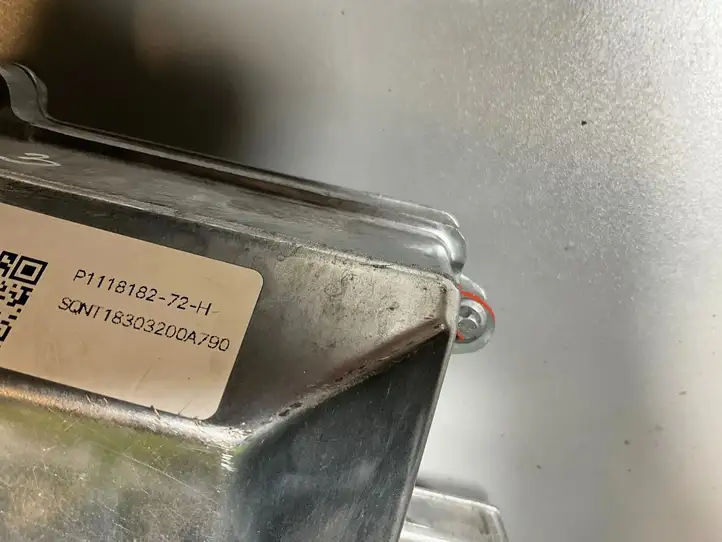 Tesla Model 3 (2017 - 2023) P111818272H Блок управления пневмоподвеской — фото 2