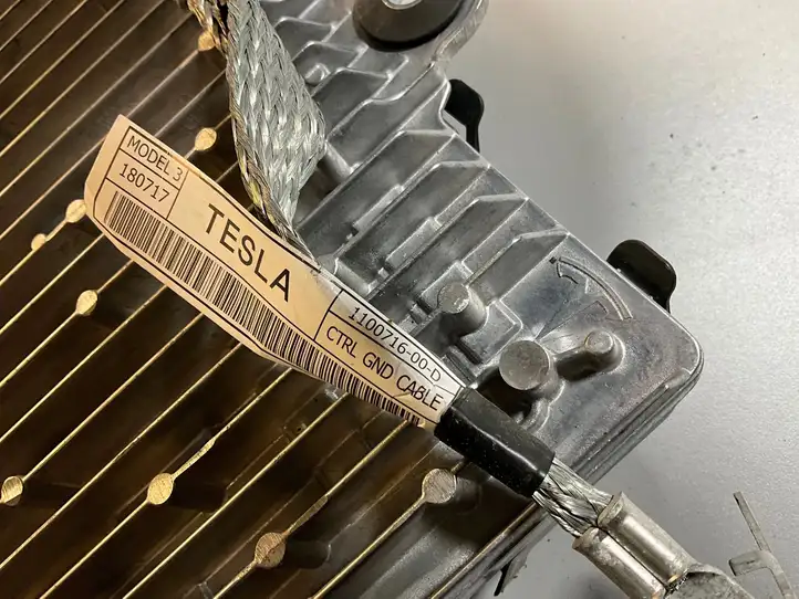 Tesla Model 3 (2017 - 2023) P111818272H Блок управления пневмоподвеской — фото 10