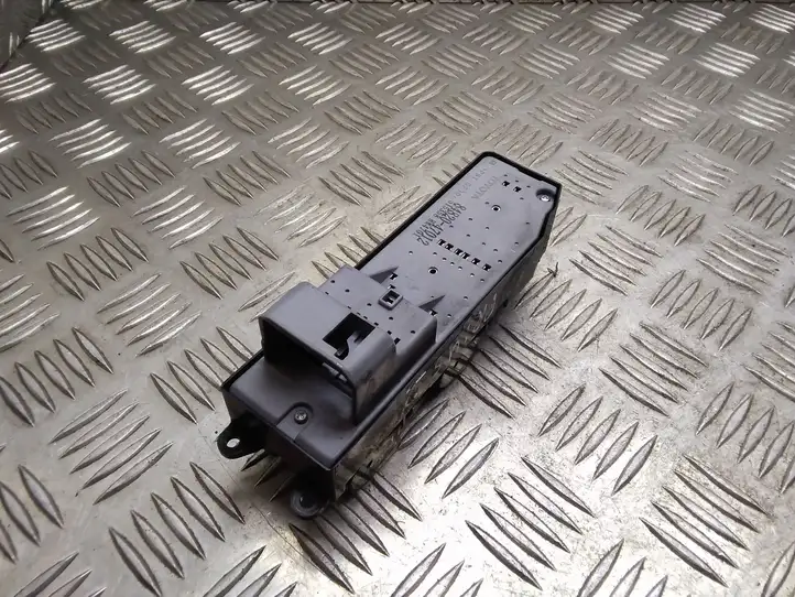 Toyota Prius (XW20) (2003 - 2009) 8482047012 Блок кнопок стеклоподъемников — фото 2