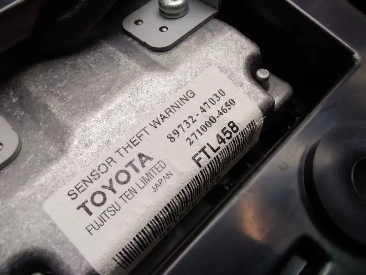 Toyota Prius (XW30) (2009 - 2015) 8973247030 Передняя подсветка — фото 4