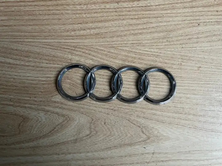 Audi A3/S3 8P (2004 - 2008) Эмблема производителя — фото 1