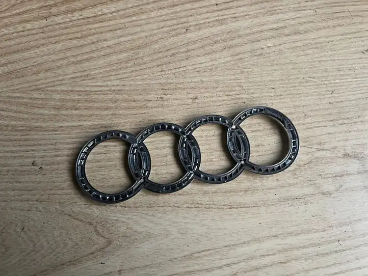 Audi A3/S3 8P (2004 - 2008) Эмблема производителя — фото 2