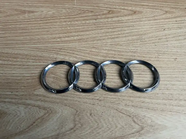 Audi A3/S3 8P (2004 - 2008) Эмблема производителя — фото 3