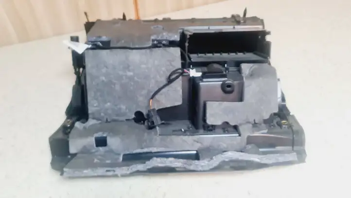 Audi A3/S3 8P (2004 - 2008) 8P1857035A Бардачок в сборе — фото 3
