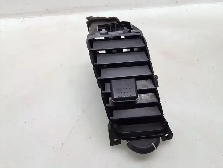 Nissan Primera (2001 - 2008) A1007035 Боковой воздушный дефлектор — фото 1