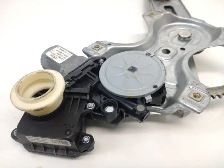 Toyota Auris E180 (2012 - 2018) 8571002420B Механический стеклоподъемник передней двери — фото 3