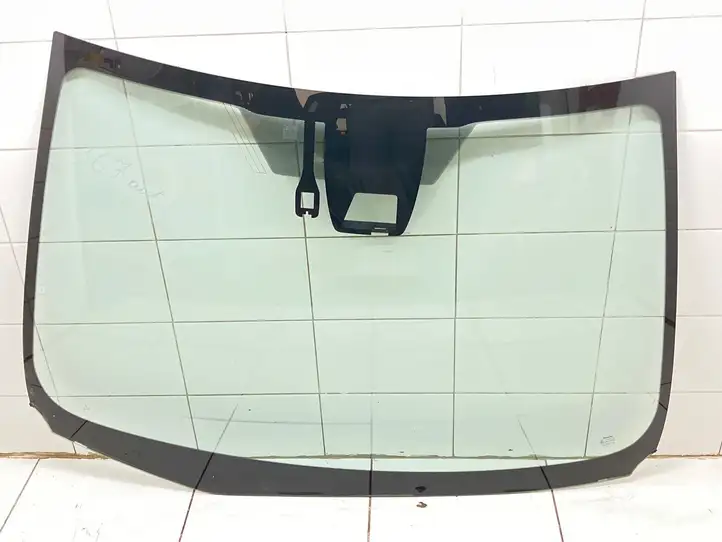 Toyota Auris E180 (2012 - 2018) 43R010335 Переднее стекло — фото 1