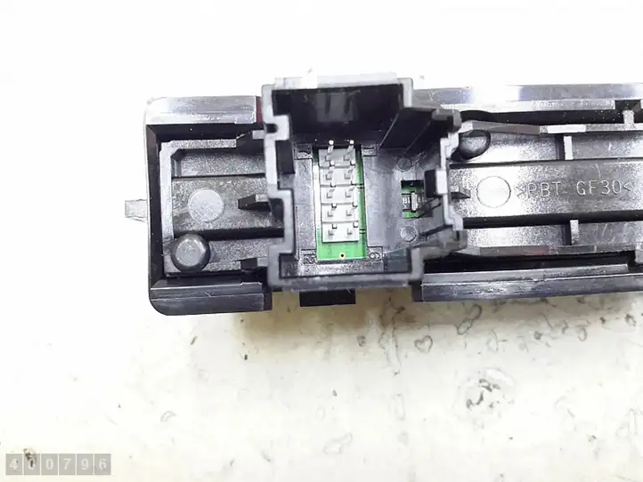 Opel Astra J (2009 - 2012) 13311979 Включатель аварийных фонарей — фото 2