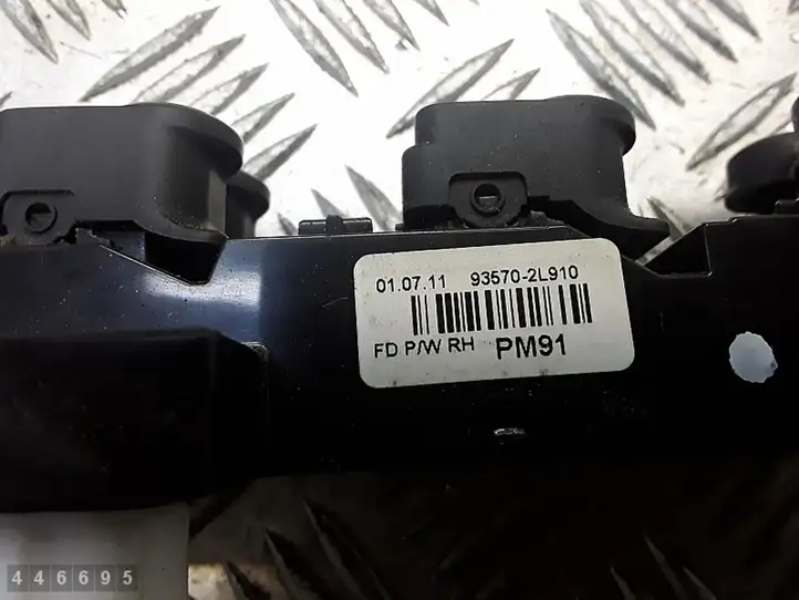Hyundai i30 (2007 - 2012) 935702L910 Кнопка стеклоподъемников — фото 3