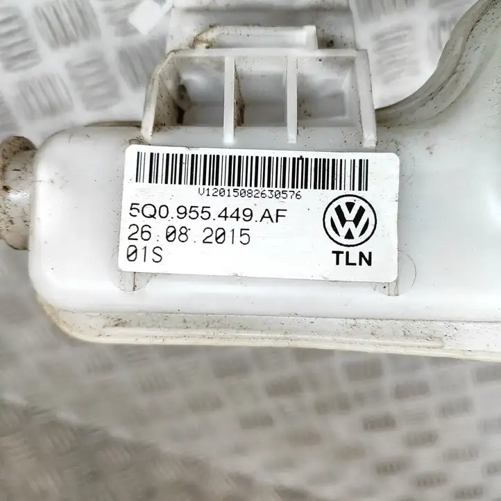 Volkswagen Golf VII (2013 - 2019) 5Q0955449AF Горловина бачка омывателя — фото 5