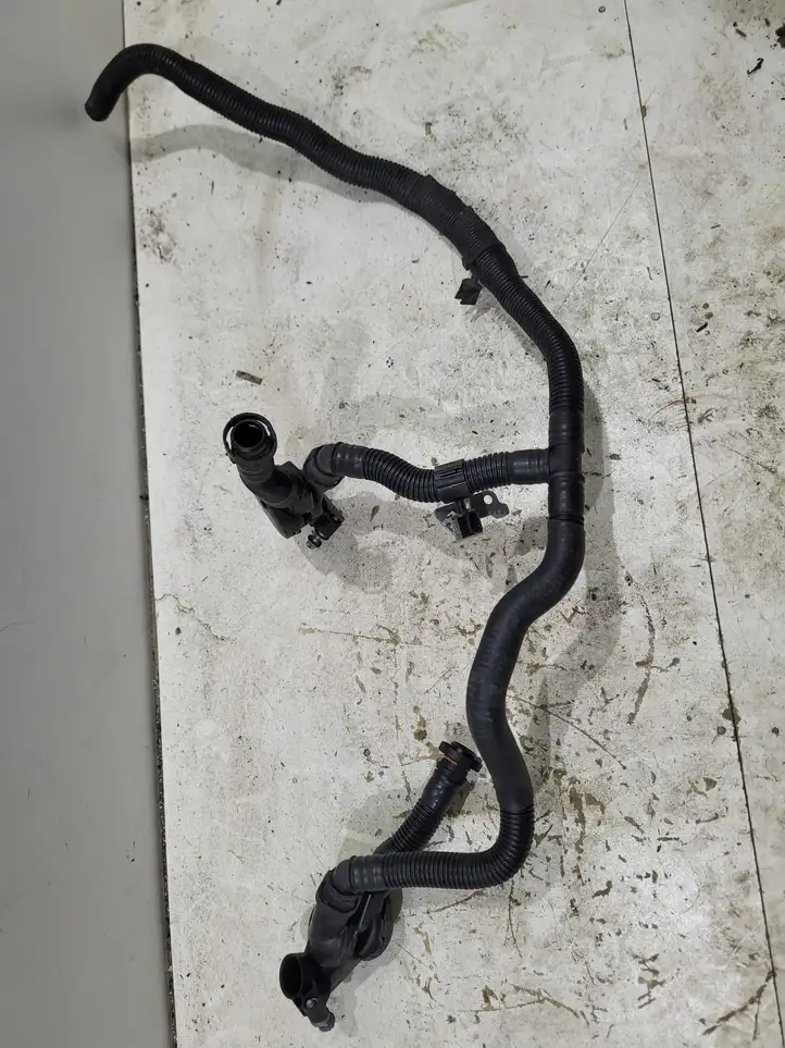 Porsche Macan (95B) (2014 - 2018) 94610723077 Шланг сапуна — фото 1