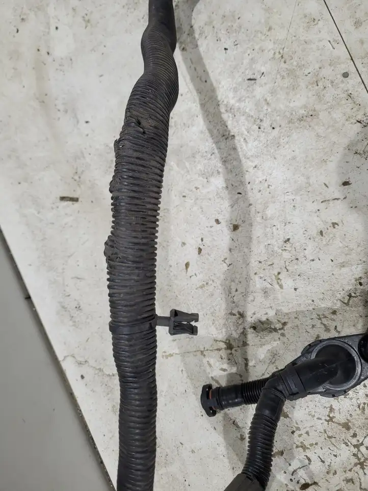 Porsche Macan (95B) (2014 - 2018) 94610723077 Шланг сапуна — фото 4