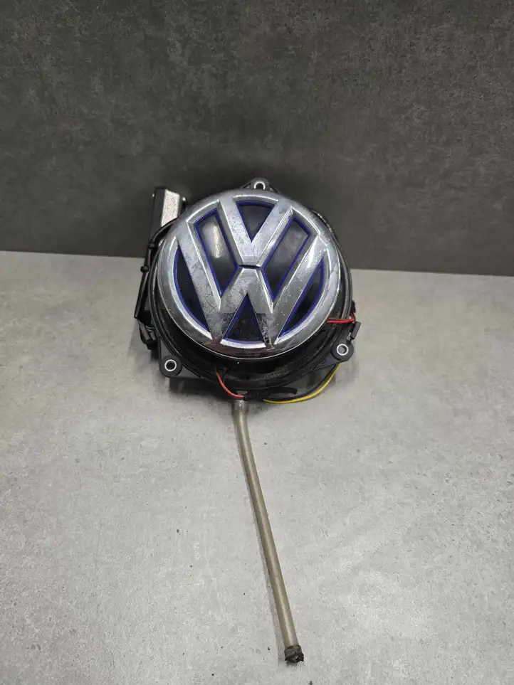 Volkswagen Golf VII (2013 - 2019) 5GE827469F Ручка багажника с камерой — фото 1