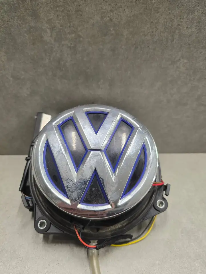 Volkswagen Golf VII (2013 - 2019) 5GE827469F Ручка багажника с камерой — фото 2