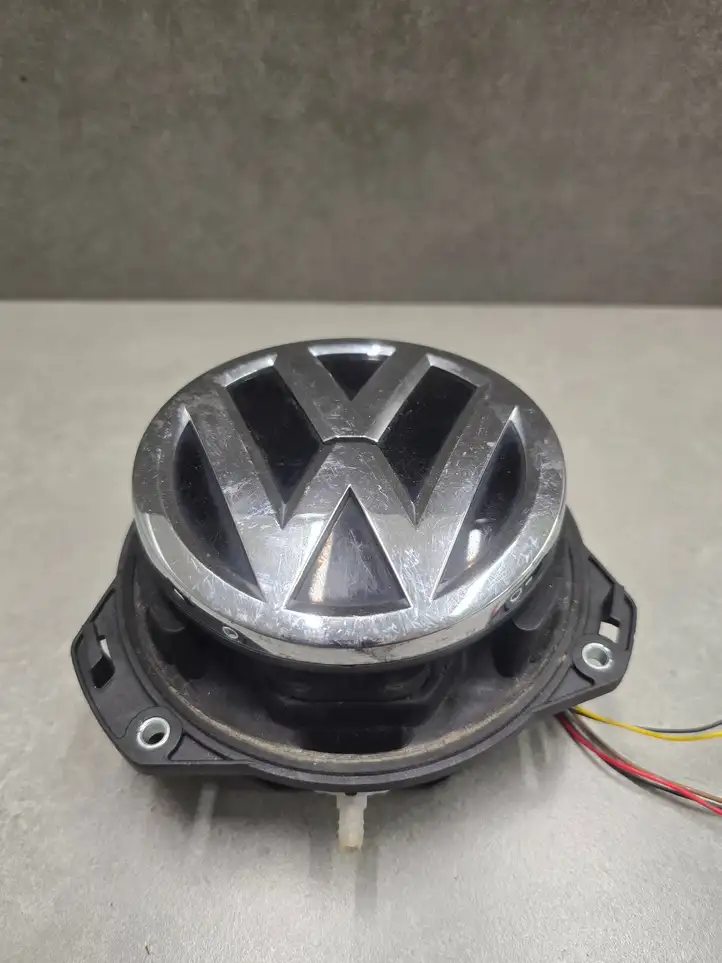 Volkswagen Golf VII (2013 - 2019) 5G0827469S Ручка багажника с камерой — фото 2