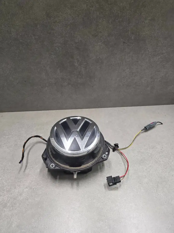 Volkswagen Golf VII (2013 - 2019) 5G0827469S Ручка багажника с камерой — фото 2