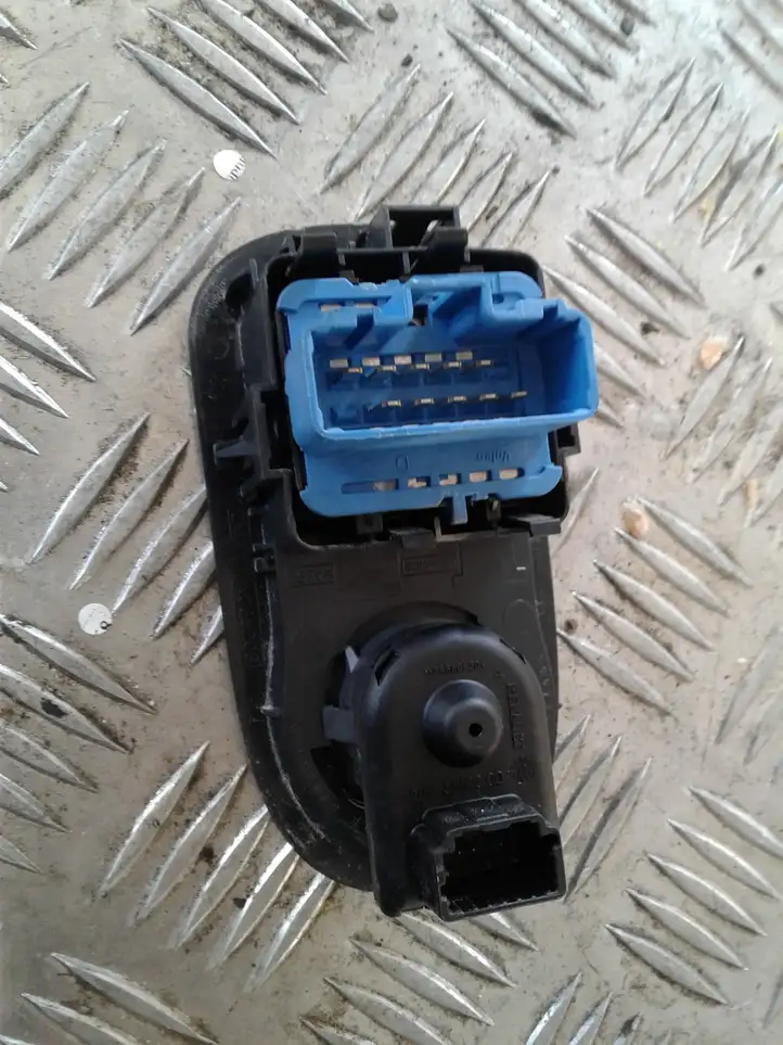 Renault Master III (2010 - ) 8200637849 Кнопка стеклоподъемников — фото 2