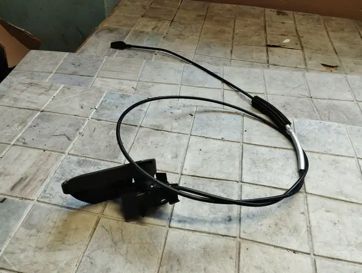 Audi A6 (2004 - 2008)  4F1823633B Трос замка капота