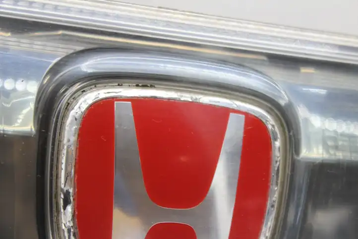 Honda Civic (2006 - 2011) Задний фонарь в крышке багажника — фото 12
