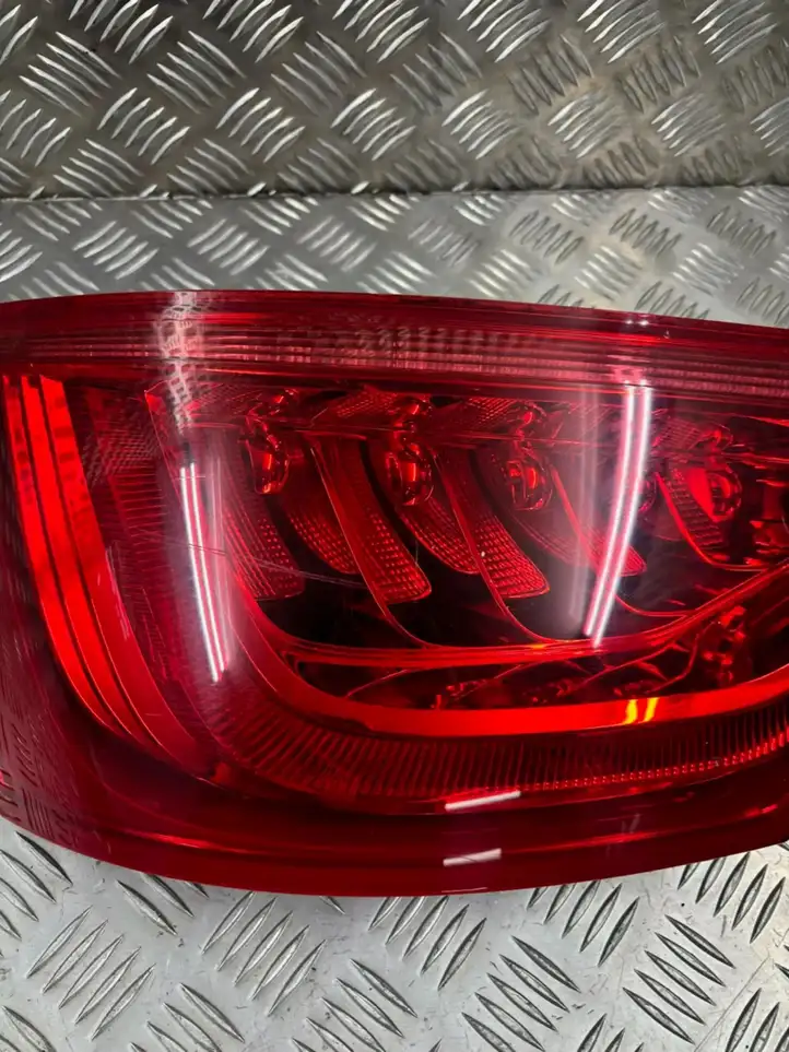 Audi Q7 4L (2009 - 2015) 4L0945093F Задний фонарь в крышке багажника — фото 6