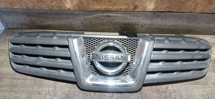 Nissan Qashqai (2006 - 2010) 62310JD00B Верхняя решетка радиатора — фото 1
