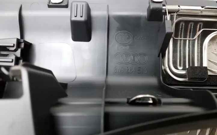 Audi A4 S4 B9 (2015 - 2019) 8W9864513 Отделка порога багажника — фото 3