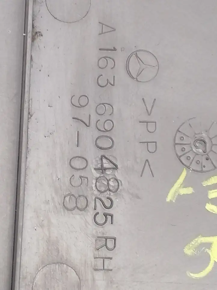 Mercedes-Benz ML W163 (1997 - 2005) A1636904825 Нижняя обшивка стойки B — фото 7