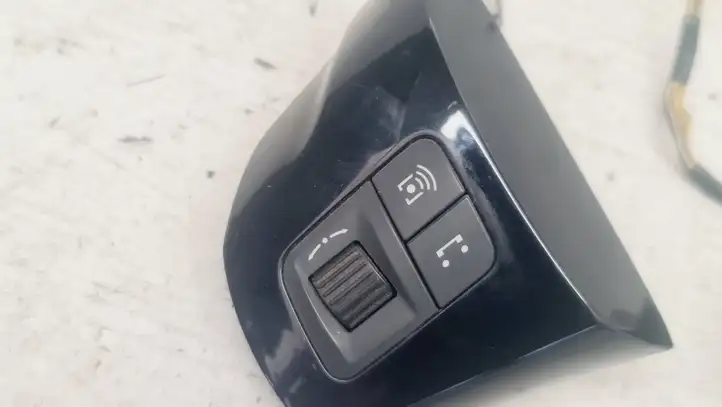 Opel Corsa D (2010 - 2014) 13222331 Кнопки на рулевом колесе — фото 3