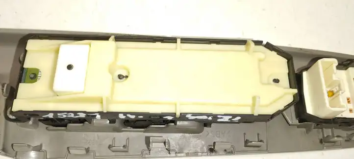 Toyota Prius (XW30) (2009 - 2015) 8404033100 Блок кнопок стеклоподъемников — фото 4