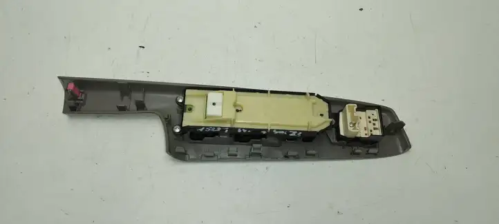 Toyota Prius (XW30) (2009 - 2015) 8404033100 Блок кнопок стеклоподъемников — фото 6