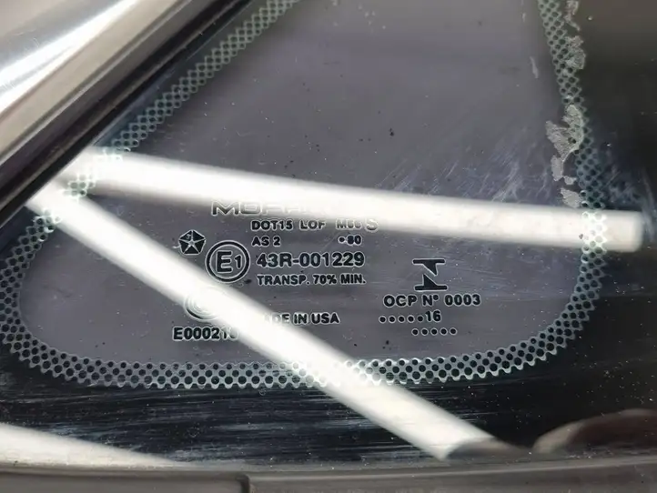 Chrysler Pacifica (2016 - ) 68227745AC Треугольное стекло кузова — фото 3