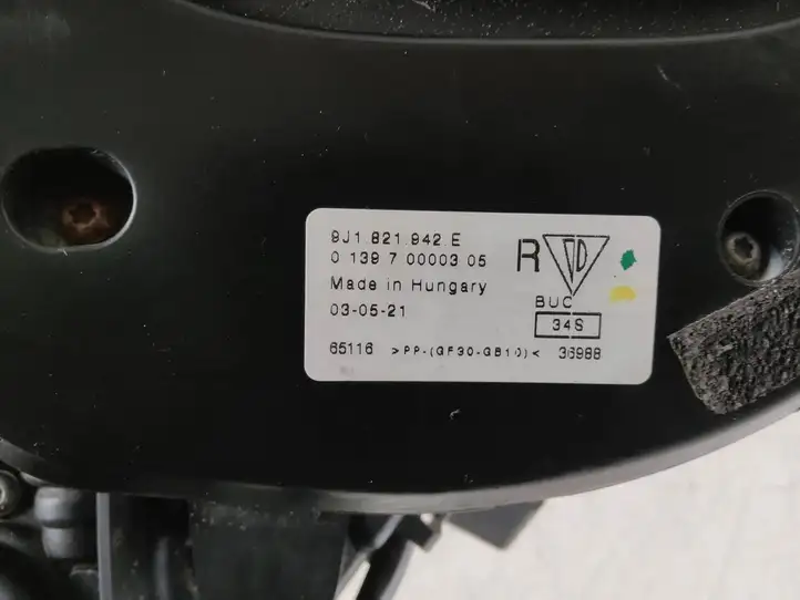 Porsche Taycan 9J1 (2019 - ) 9J1821942E Крышка зарядного разъема — фото 5
