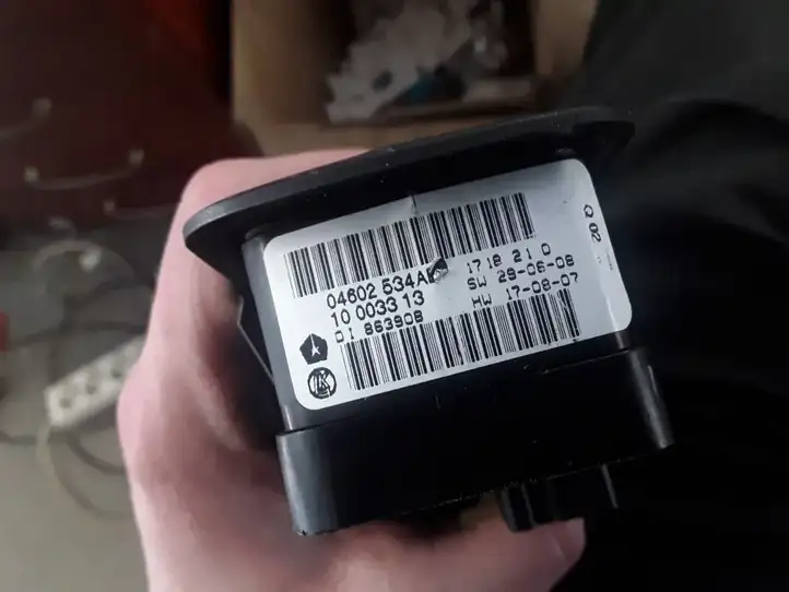 Dodge Journey (2007 - 2011) 10003313 Кнопка стеклоподъемников — фото 2