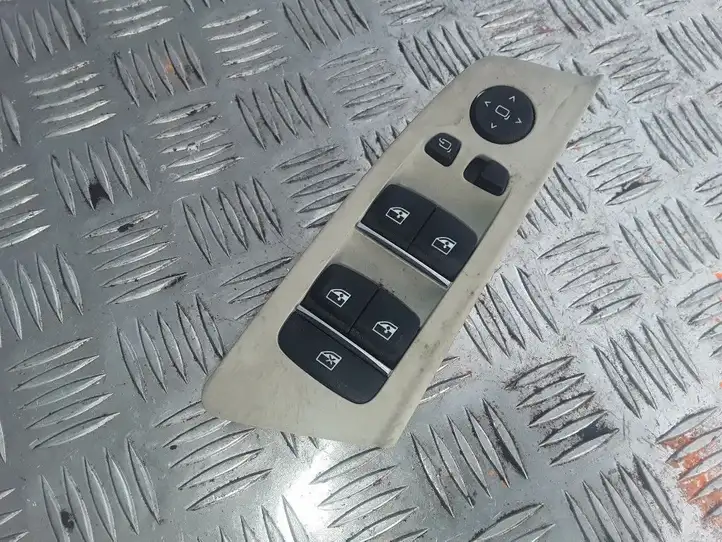 BMW 5 G30 G31 (2016 - ) 6832729 Кнопка стеклоподъемников — фото 1